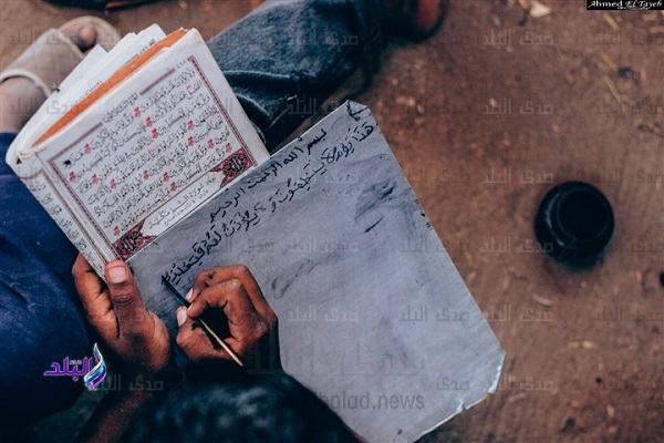 عجوز مصري يحفّظ الأطفال القرآن على ألواح الصاج