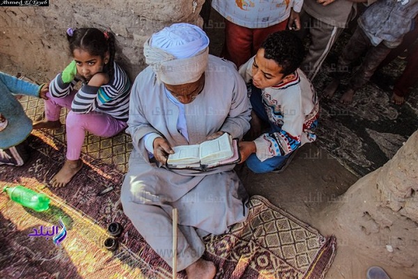 عجوز مصري يحفّظ الأطفال القرآن على ألواح الصاج