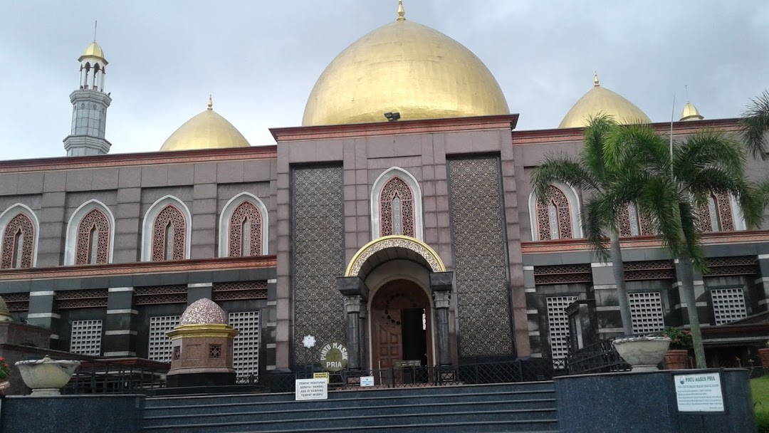 مسجد القبة الذهبية؛ معلم سياحي في إندونيسيا