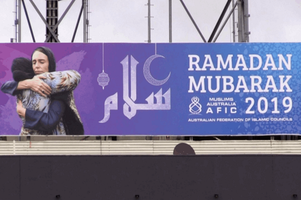 صورة رئيسة وزراء نيوزيلندا على ملصق تهنئة رمضانية