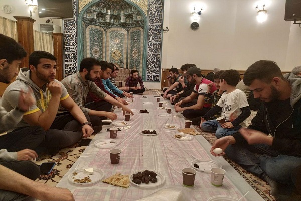 مسجد في موسكو يستضيف الصائمين للإفطار
