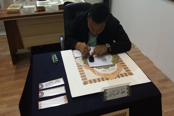 Malaziya pavilyonunda haşiyəli Quranlar nümayiş edilir