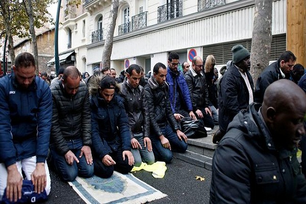 Paris Suburb Officials Try to Stop Muslim Street Prayers
