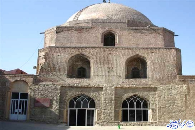 مسجدی که درب خود را به روی نمازگزاران بسته است