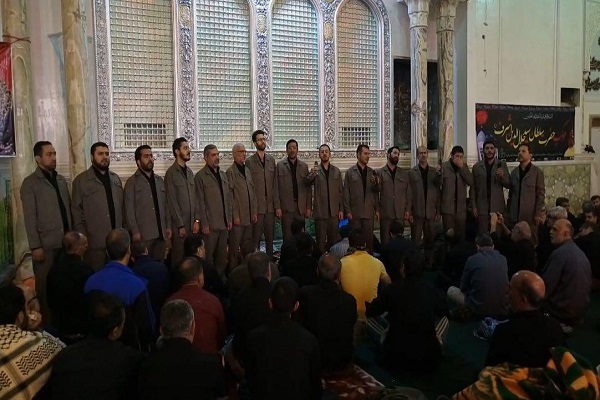در حال عکس گذاری /// گزارشی از اجراهای گروه تواشیح محمدرسول‌الله(ص) در پیاده‌روی اربعین + عکس