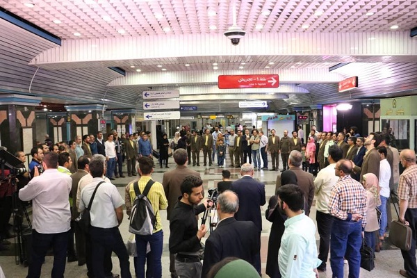 ضبط اثر همخوانی«اسماءالحسنی» در مترو تهران + فیلم و عکس