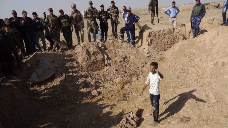 In Iraq è stata scoperta una fossa comune con i corpi di 400 vittime dell’Isis