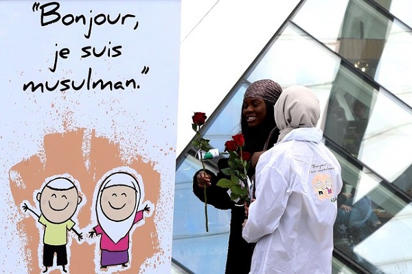 Islamofobia: giovani musulmani distribuiscono rose ai passanti