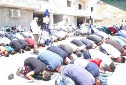 Centinaia di palestinesi realizzano preghiera del venerdì a Sur Baher