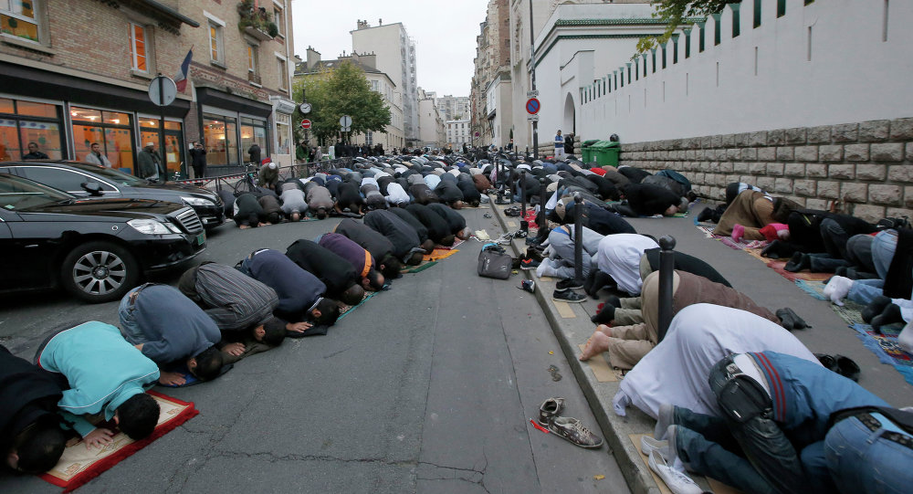 فرانس میں سڑک پر نماز پڑھنے والوں پر مقامی سیاستدانوں کا دھاوا