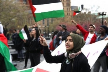 美国民众举行反犹太复国主义分子罪行抗议活动